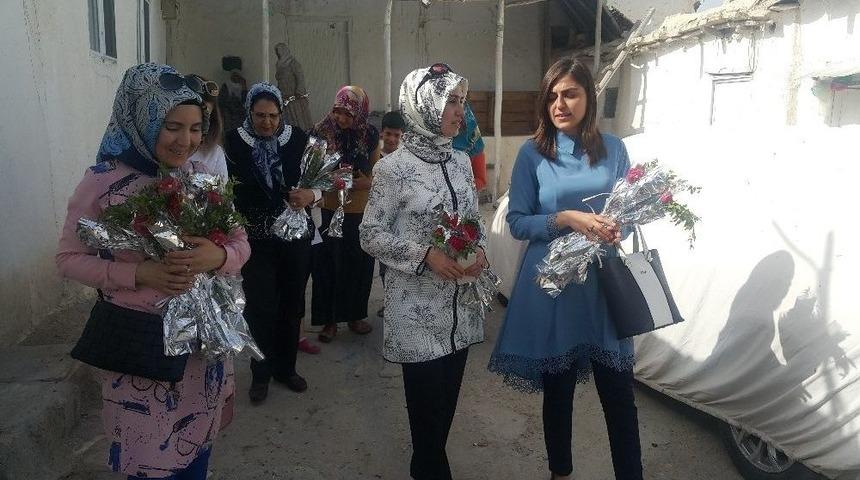 Vali Abdullah Erin&rsquo;in Eşi G&uuml;lhan Erin Şehit Ailesinin Anneler G&uuml;n&uuml;n&uuml; Kutladı