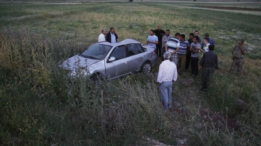 Kilis&rsquo;te Otomobil Şarampole Yuvarlandı: 3 Yaralı