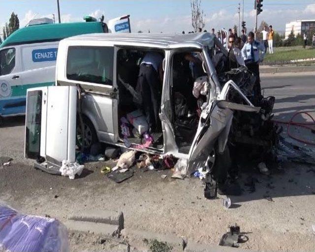 Eskişehir'de Minibüs Tır'a Arkadan Çarptı: 2 Ölü, 7 Yaralı