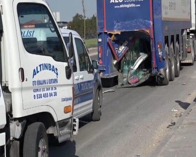 Eskişehir'de Minibüs Tır'a Arkadan Çarptı: 2 Ölü, 7 Yaralı