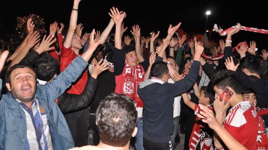 Sivas&rsquo;ta Havai Fişekli S&uuml;per Lig Kutlaması