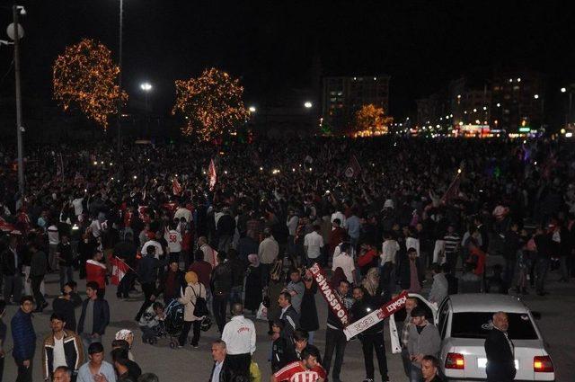 Sivas’ta Havai Fişekli Süper Lig Kutlaması