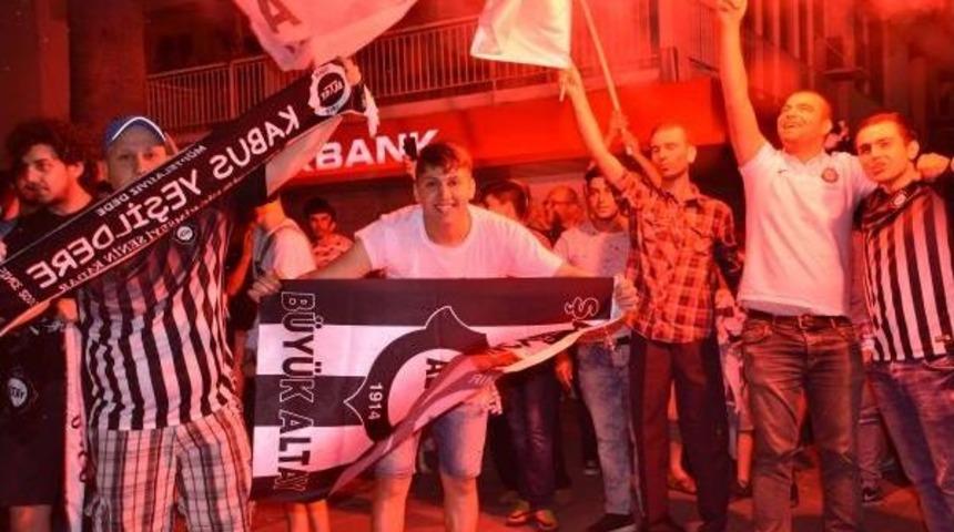 Altay Taraftarları İzmir'de Meşalelerle Kutlama Yaptı
