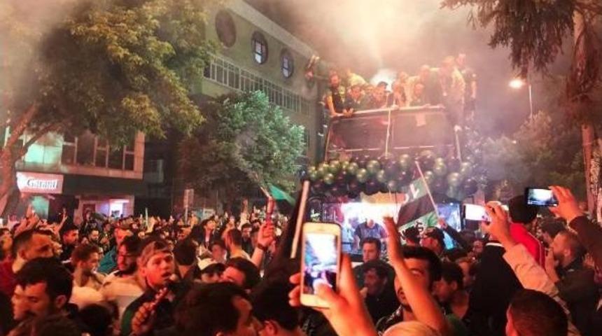 Sakaryaspor'un 2. Lige Y&uuml;kselmesini Kutladılar