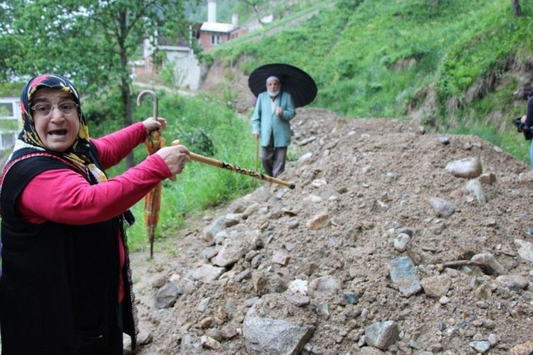 Bir İnat Uğruna Mahalle Yolunu Ulaşıma Kapattı