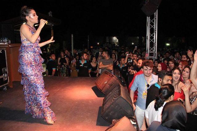 Karaman&rsquo;da &Uuml;niversiteli Gen&ccedil;ler Derya Uluğ İle Coştu 1