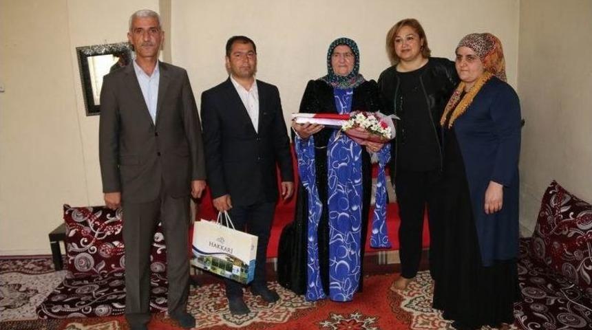 Vali Eşinden Şehit Ailelerine Ziyaret