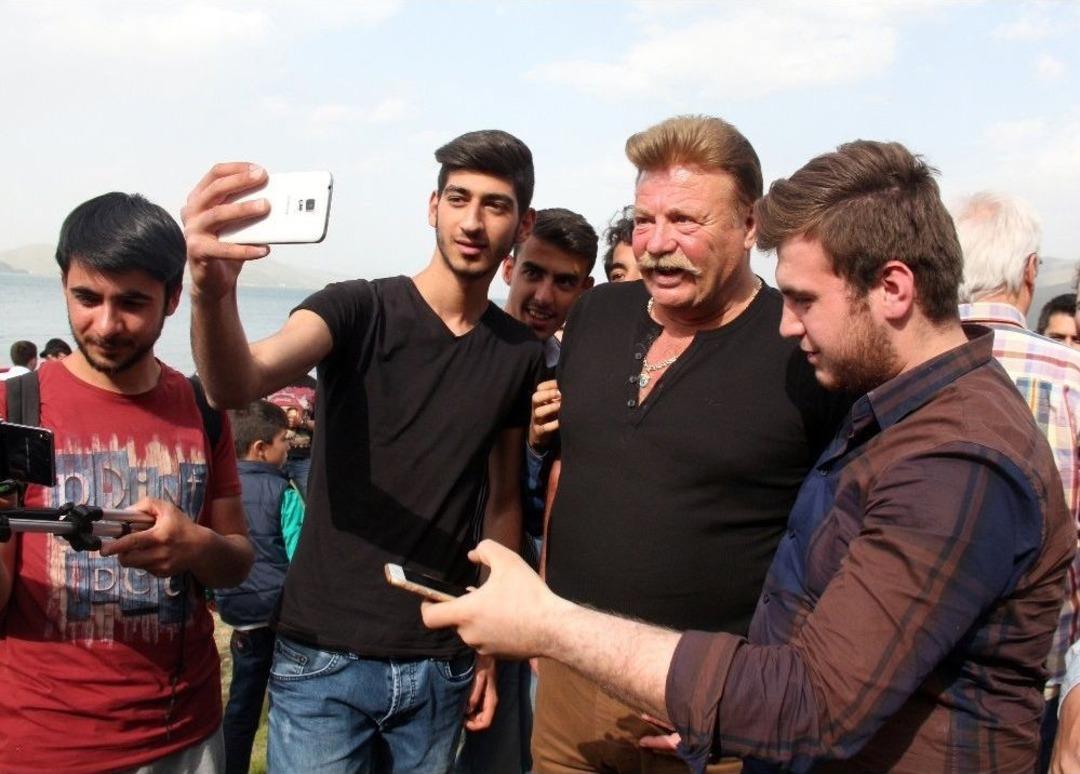 &Uuml;nl&uuml;ler Doğa Gezisinde