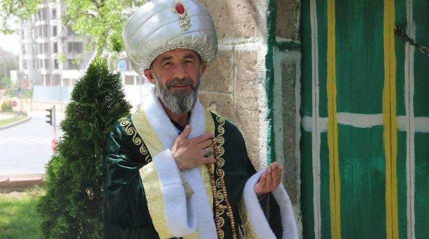 (&ouml;zel Haber) Ertuğrul Gazi Kıyafetiyle T&uuml;rkiye&rsquo;yi Geziyor