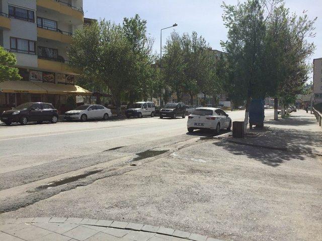 Otomobilin &Ccedil;arptığı Motosikletteki Gen&ccedil;ler Havaya Savruldu 1