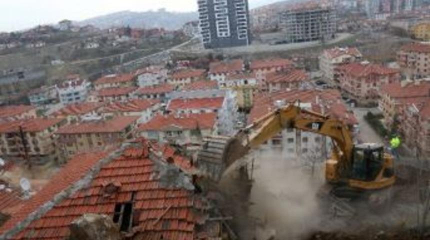 &Ccedil;ankaya&rsquo;da Tehlike Arz Eden Gecekondular Yıkılıyor