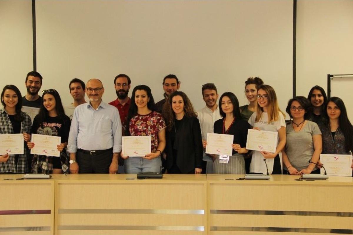 İletişim Bilimleri Fak&uuml;ltesi &Ouml;ğrencileri &lsquo;sunuculuk&rsquo; Sertifikasını Aldı