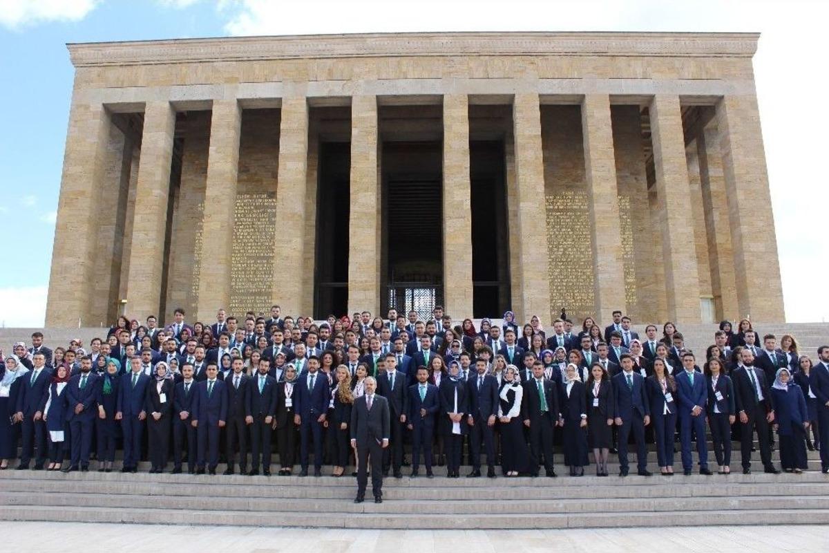 Gen&ccedil;lik Ve Spor Bakanı Kılı&ccedil;, Anıtkabir&rsquo;i Ziyaret Etti