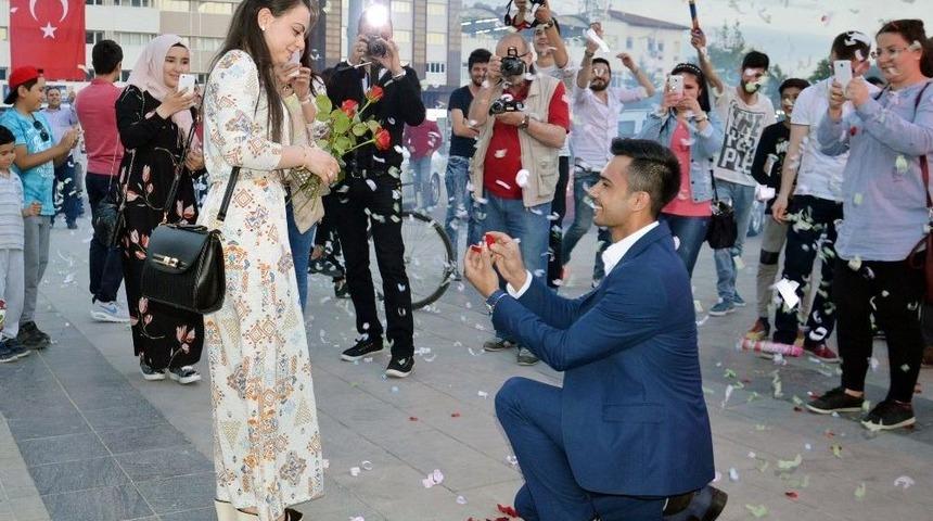 Kırıkkaleli Gen&ccedil;ten Meydanda Evlilik Teklifi