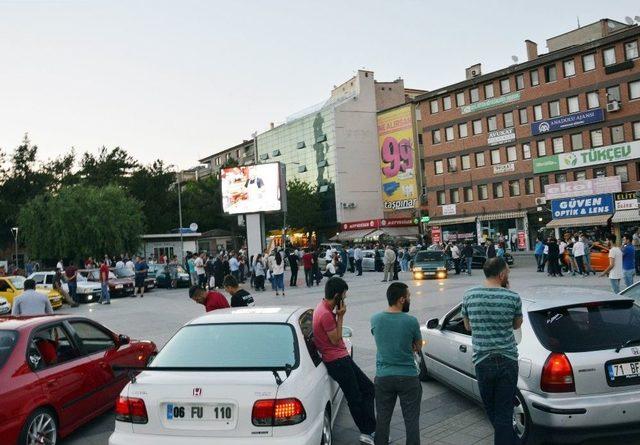 Kırıkkaleli Gençten Meydanda Evlilik Teklifi