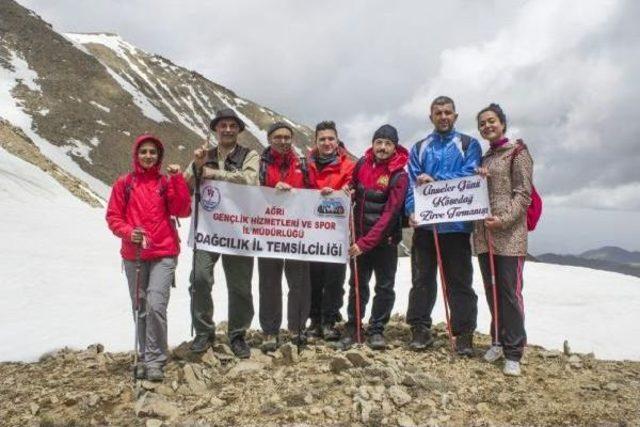 Anneler Gününü  3 Bin 400 Metredeki Kösedağ Zirvesi'nden Kutladılar