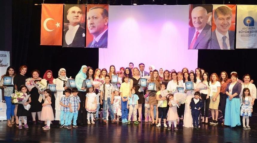 Anneler Hem Y&ouml;netti Hem Oynadı