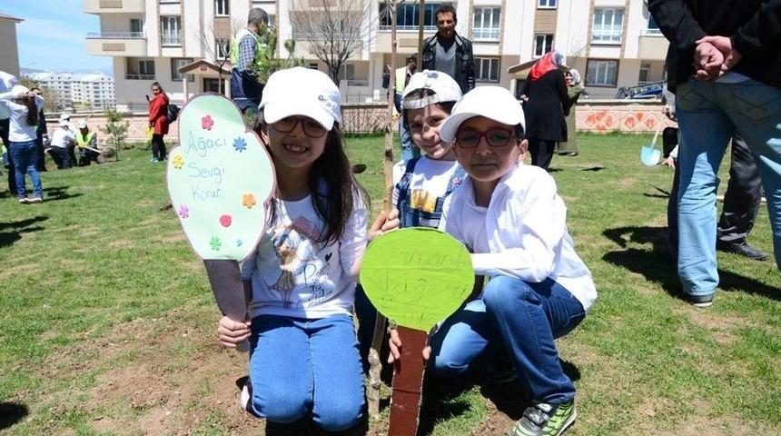 Paland&ouml;ken Belediyesi &Ouml;ğrenciler İle Birlikte Fidan Dikti