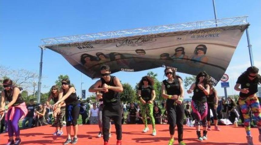 Kadınlar G&ouml;zleri Kapalı Karanlıkta Ve Sessizlikte Zumba Dansı Yaptı