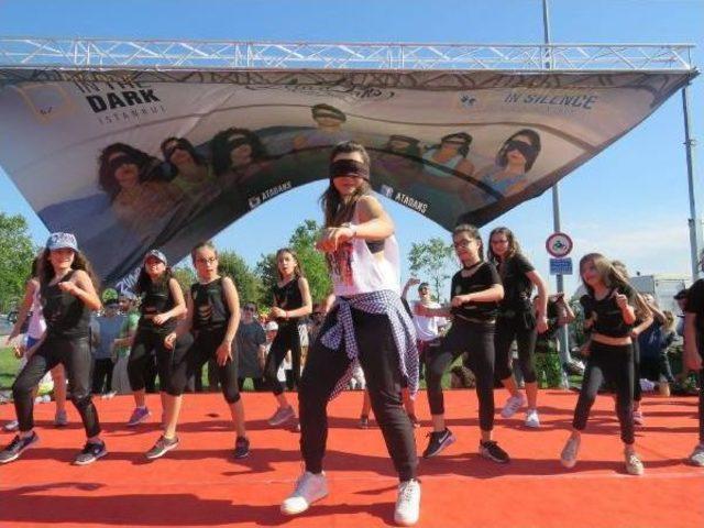 Kadınlar Gözleri Kapalı Karanlıkta Ve Sessizlikte Zumba Dansı Yaptı