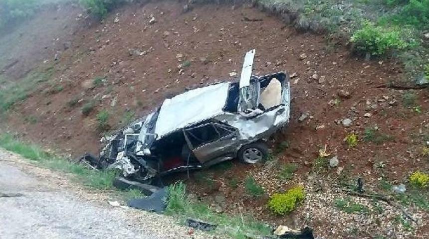 Otomobil 90 Metre U&ccedil;uruma Yuvarlandı: 1 &Ouml;l&uuml;, 1 Yaralı