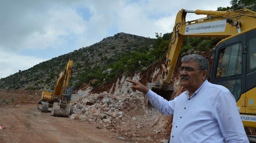 D&ouml;şemealtı Akko&ccedil; Mahallesi Yolu Genişliyor