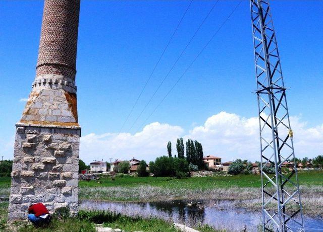 (özel Haber) ’yalnız Minare’ Zamana Meydan Okuyor