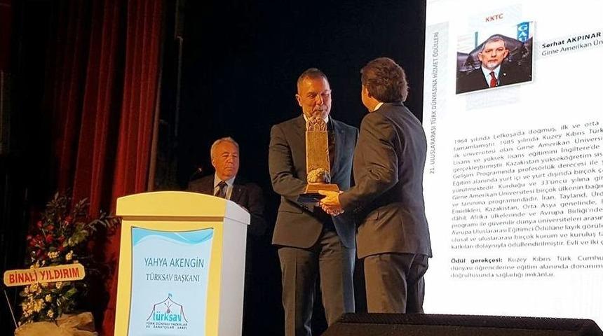 Akpınar&rsquo;a T&uuml;rk D&uuml;nyasına Hizmet &Ouml;d&uuml;l&uuml;