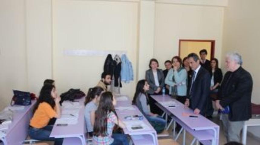 &Ouml;zer, &Ouml;ğrencilerle Bir Araya Geldi