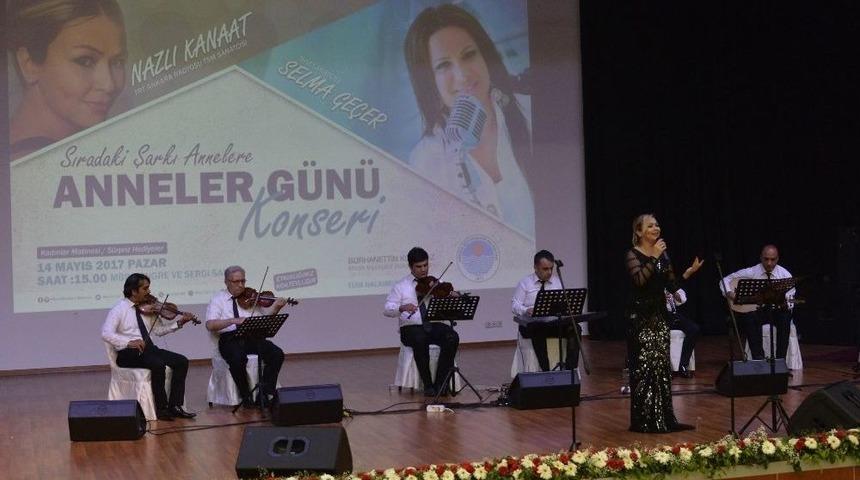 Şarkılar Anneler İ&ccedil;in S&ouml;ylendi