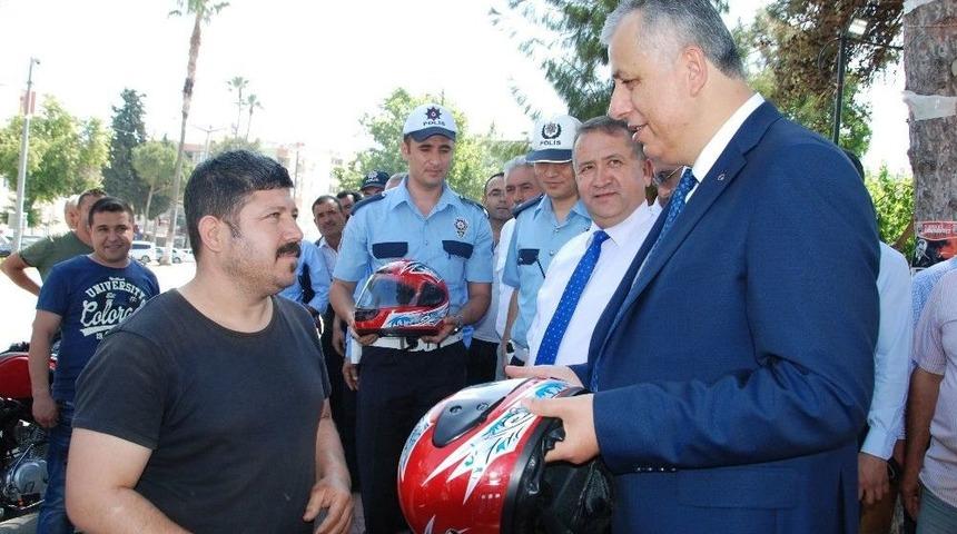Silifke&rsquo;de Motosiklet S&uuml;r&uuml;c&uuml;lerine Kask Dağıtıldı