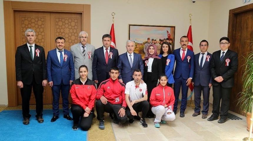 Vali Kam&ccedil;ı&rsquo;ya Gen&ccedil;lik Haftası Ziyareti