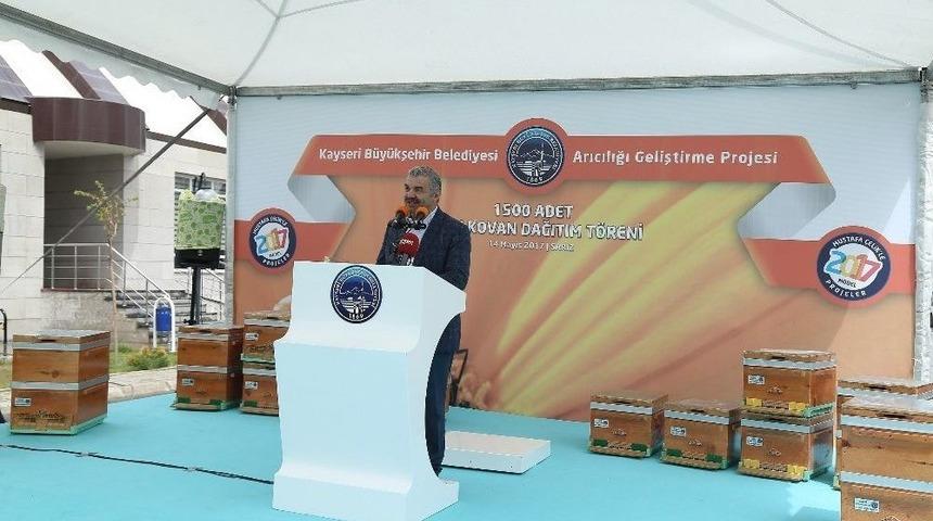 Başkan &Ccedil;elik, Sarız&rsquo;da Bin 500 Kovan Arıyı &Uuml;reticilere Teslim Etti