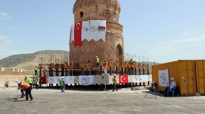 Zeynel Bey T&uuml;rbesi Yeni Yerinde Zeminle Buluşuyor