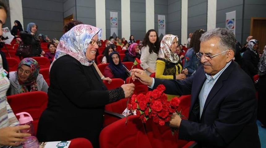 Melikgazi Belediyesinden Kursiyer Annelerine Karanfilli Kutlama