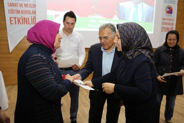 Melikgazi Belediyesinden Kursiyer Annelerine Karanfilli Kutlama