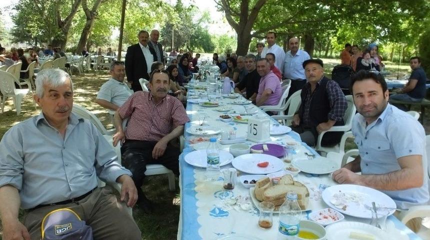 Burhaniye&rsquo;de &Ccedil;ift&ccedil;iler G&uuml;n&uuml;&rsquo;ne Kahvaltılı Kutlama
