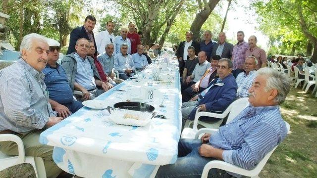 Burhaniye’de Çiftçiler Günü’ne Kahvaltılı Kutlama