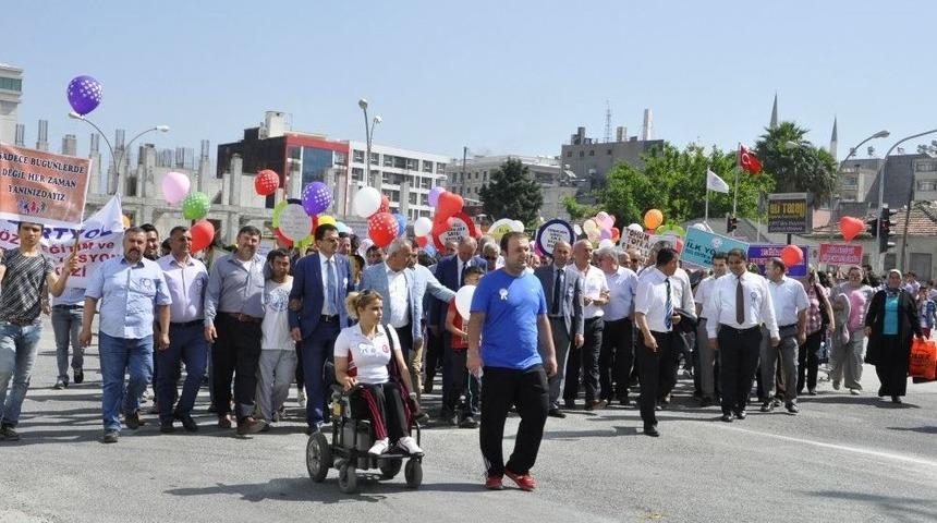 Engeliler Haftası&rsquo;nda &ldquo;farkındalık&rdquo; Y&uuml;r&uuml;y&uuml;ş&uuml;