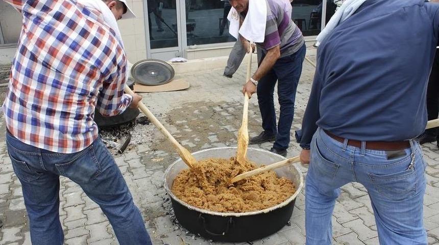 Vezirhan&rsquo;daki Hıdırellez Şenliklerinde Geleneksel Helva İkramı