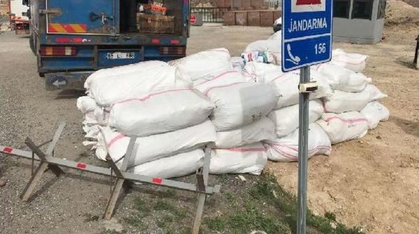 Başkale'de 3 Ton Ka&ccedil;ak &Ccedil;ay Ele Ge&ccedil;irildi