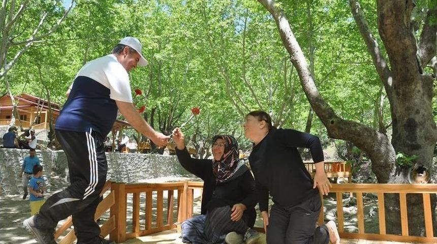 Başkan Erol, Y&uuml;r&uuml;y&uuml;ş Sonunda Karanfil Dağıttı