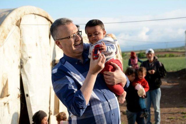 Başkan Özkan, Dünya Çiftçiler Gününde Tarım İşçileriyle Beraber Soğan Topladı