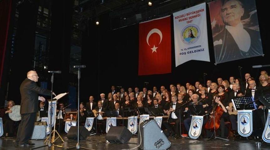 B&uuml;y&uuml;kşehir Korosu 70. Yılını Konserle Kutladı