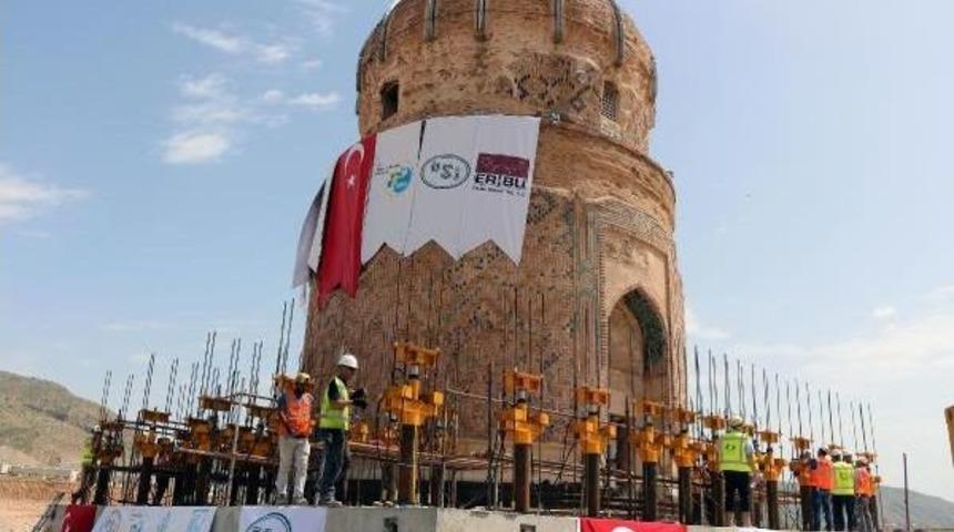 Zeynel Bey T&uuml;rbesi Yeni Yerine Yerleştiriliyor