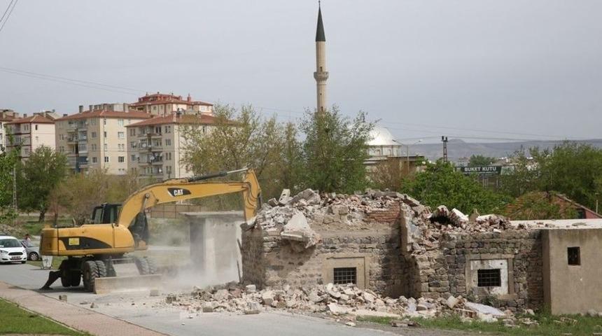 Kazımkarabekir&rsquo;de Mahalle Halkı Geri D&ouml;n&uuml;ş&uuml;m İ&ccedil;in Evlerini Kendileri Yıkıyor