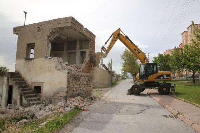 Kazımkarabekir&rsquo;de Mahalle Halkı Geri D&ouml;n&uuml;ş&uuml;m İ&ccedil;in Evlerini Kendileri Yıkıyor 1