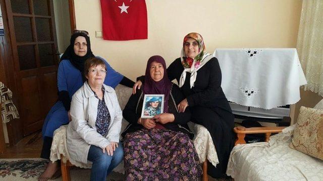 Ak Partili Kadınlar Anneler G&uuml;n&uuml;nde Şehit Annelerini Unutmadı 2