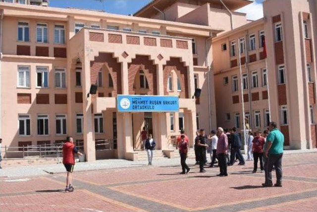 Okul Dışına Ka&ccedil;an Toplu Almak Isterken, Bacağına Tel &Ouml;rg&uuml;s&uuml; Saplandı 1