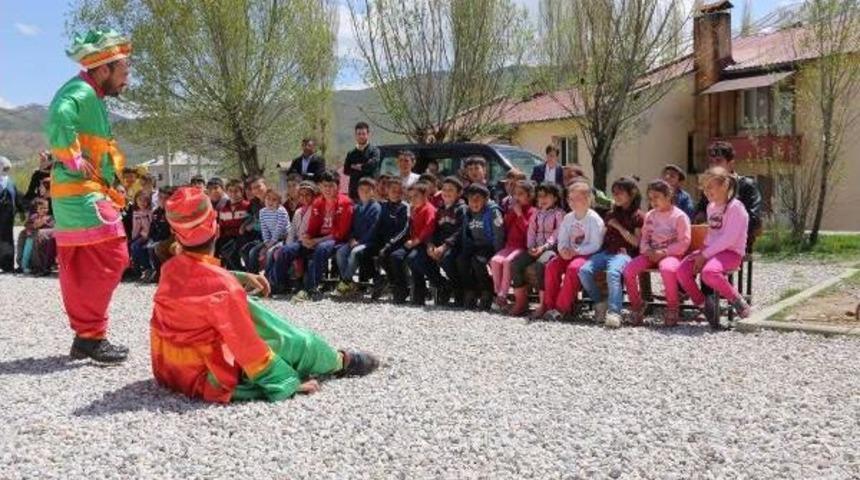 K&ouml;y &Ccedil;ocuklarını Tiyatro Ile Tanıştırıyorlar